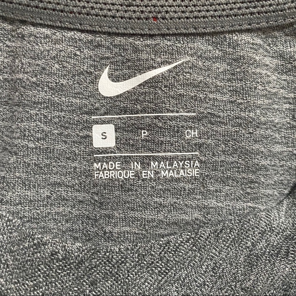 NWT Nike Gray Red Team Player Warmup Layer T Shirt - Picture 4 of 5